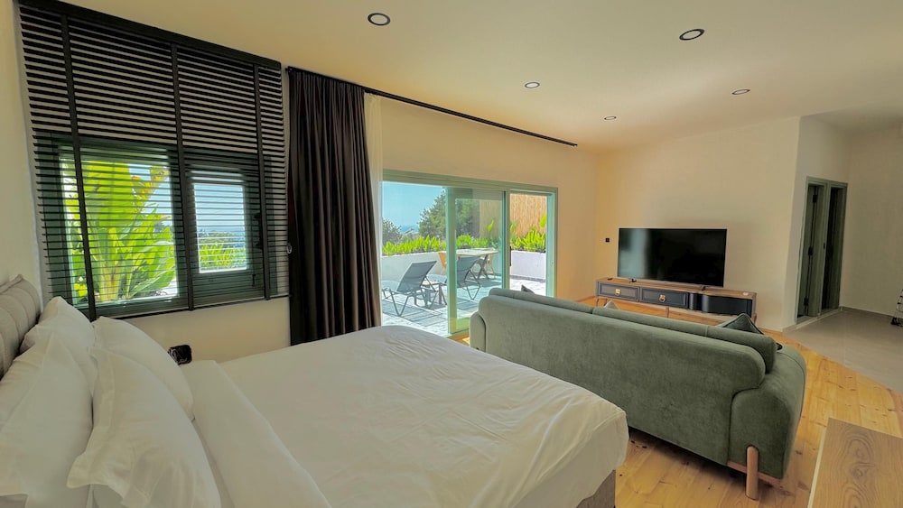 Petite House, Queen Bed, Pet Friendly, Hot Tub