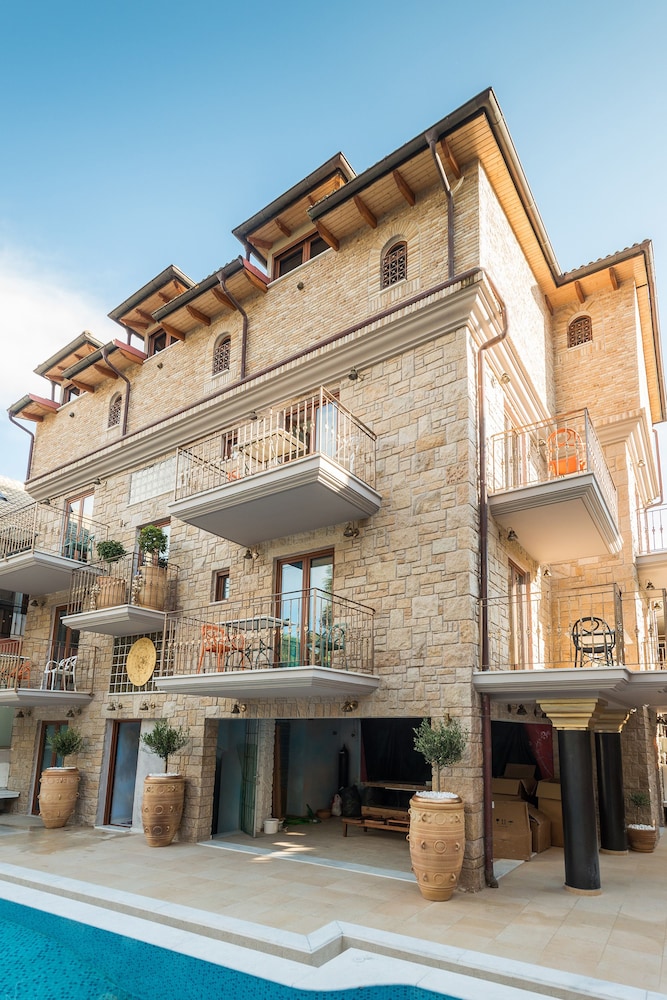 Leda Suites 3/50