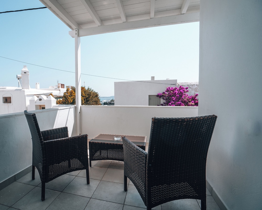 Alexandros Studios And Apartments 68/76