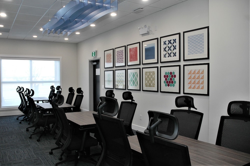 Holiday Inn Express And Suites Edmonton Sw Windermere 65/78