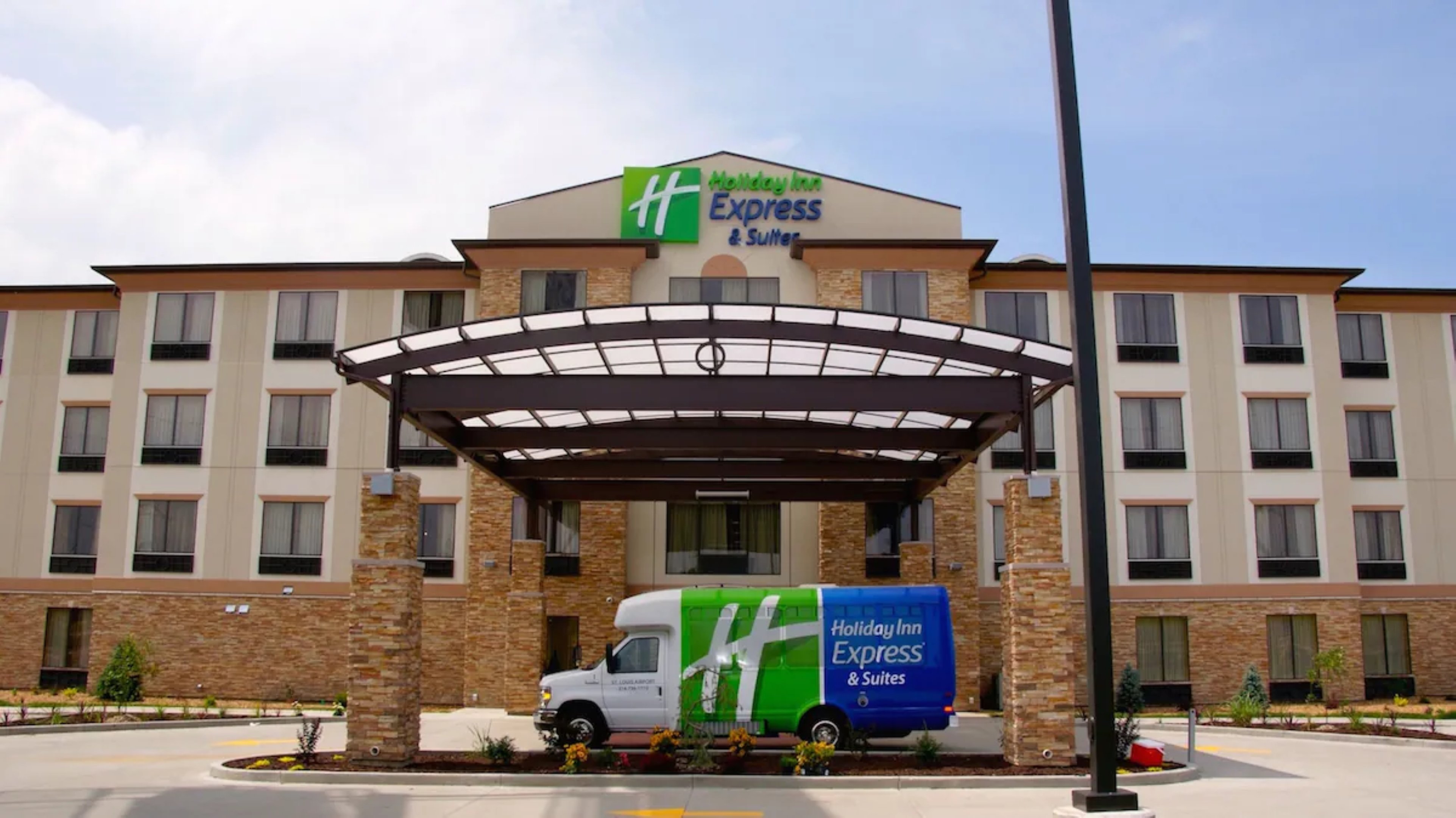Holiday Inn Express Suites St Louis Airport 2/58