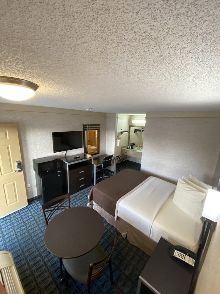 Deluxe Inn Fayetteville 50/61