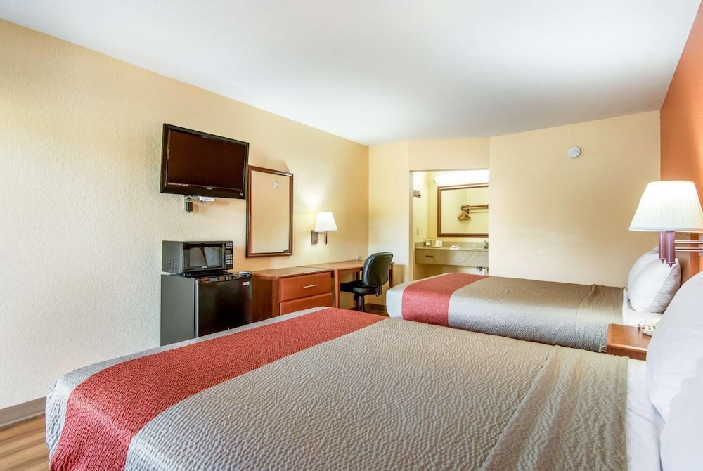 Rodeway Inn and Suites Macon 18/45