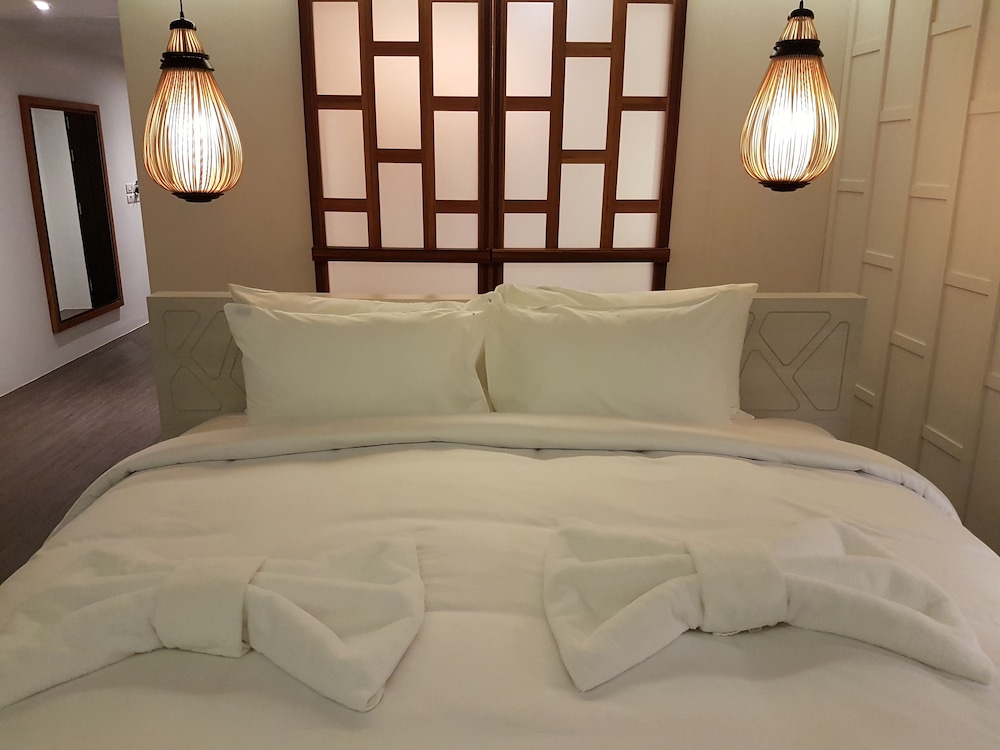 Whale Hua Hin 16/46