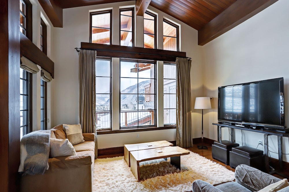 Lodge at Vail Rock Resorts 60/81