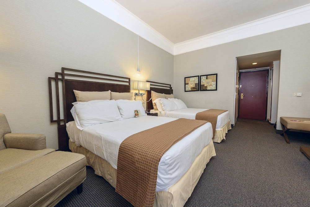 Crowne Plaza St Peter S 13/77