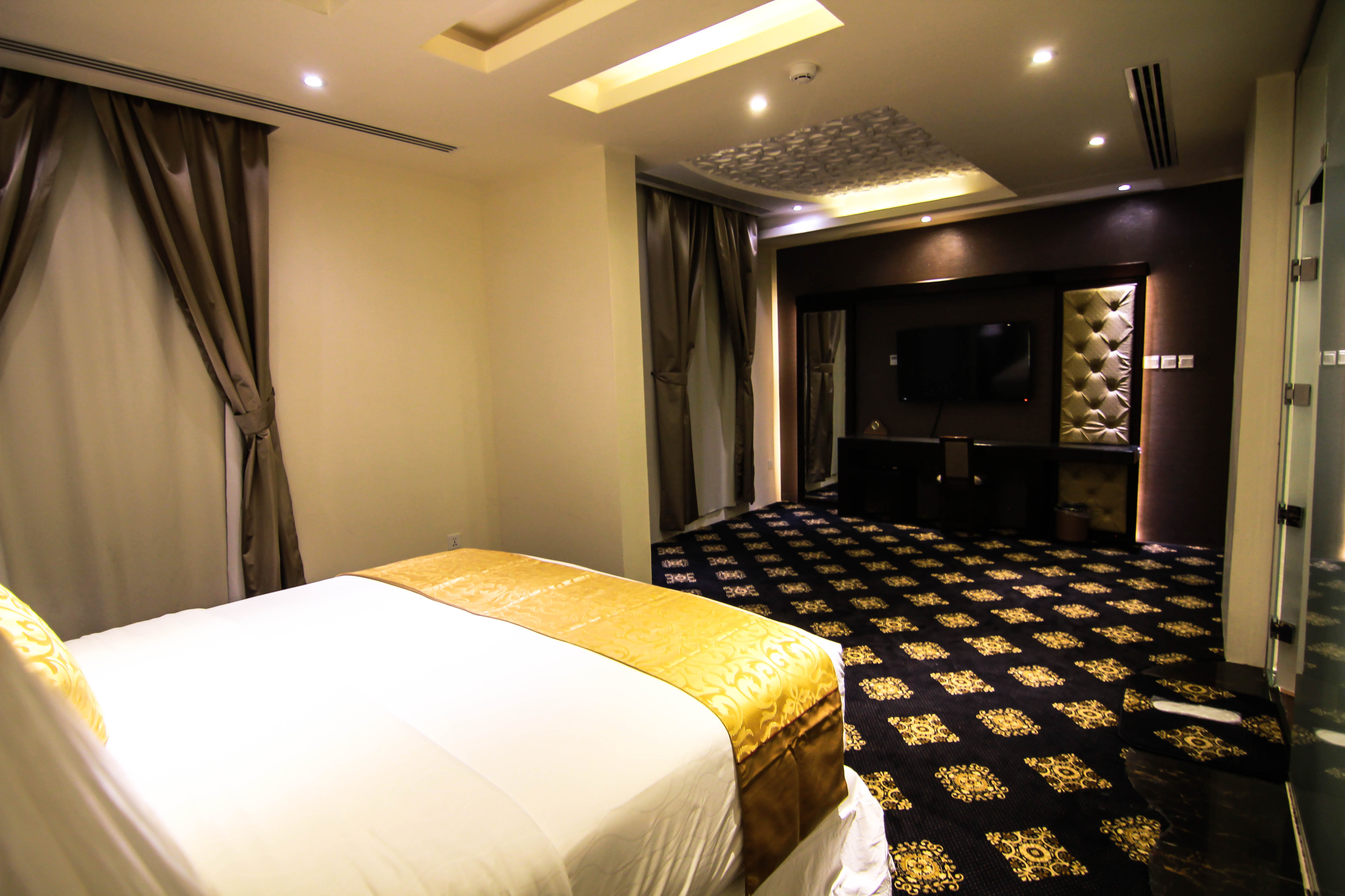 EXECUTIVE, SUITE
