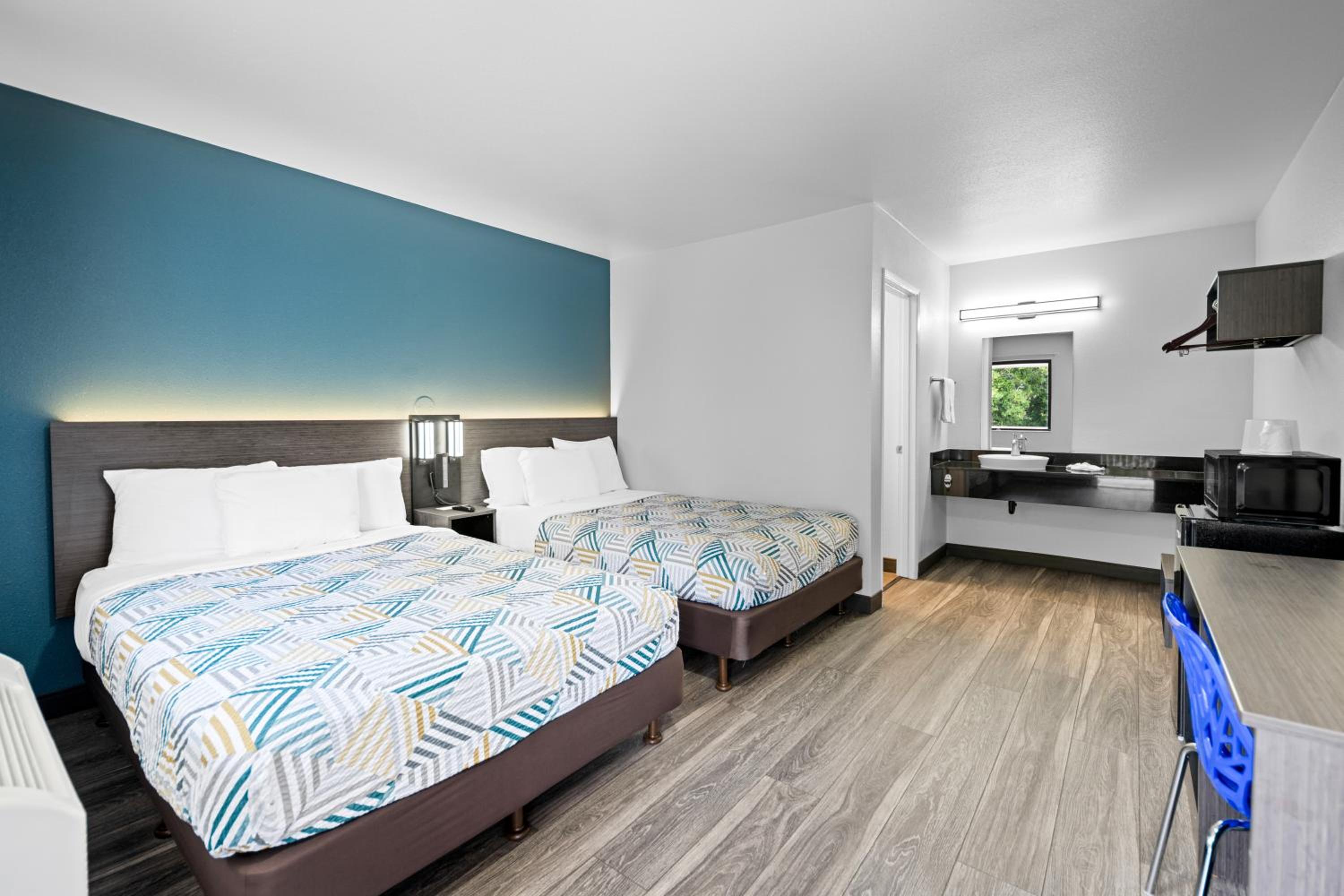 ROOM, QUADRUPLE