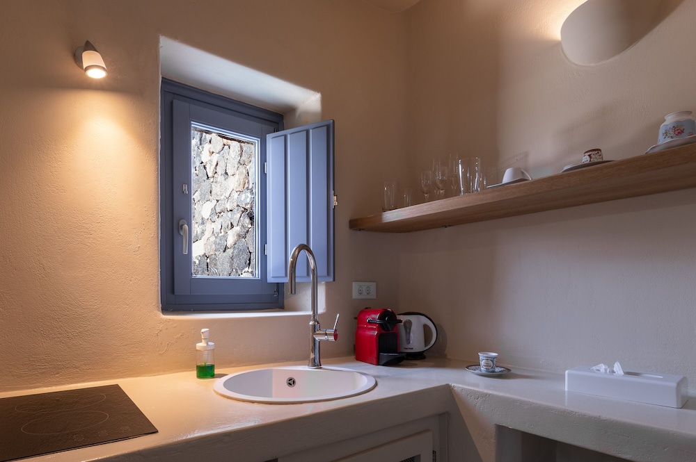 Luna Santorini Suites 50/50