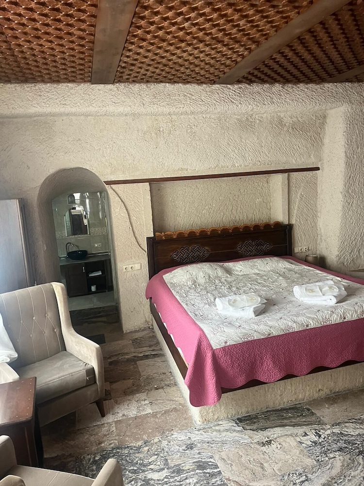 Cave, Standard, Queen Bed