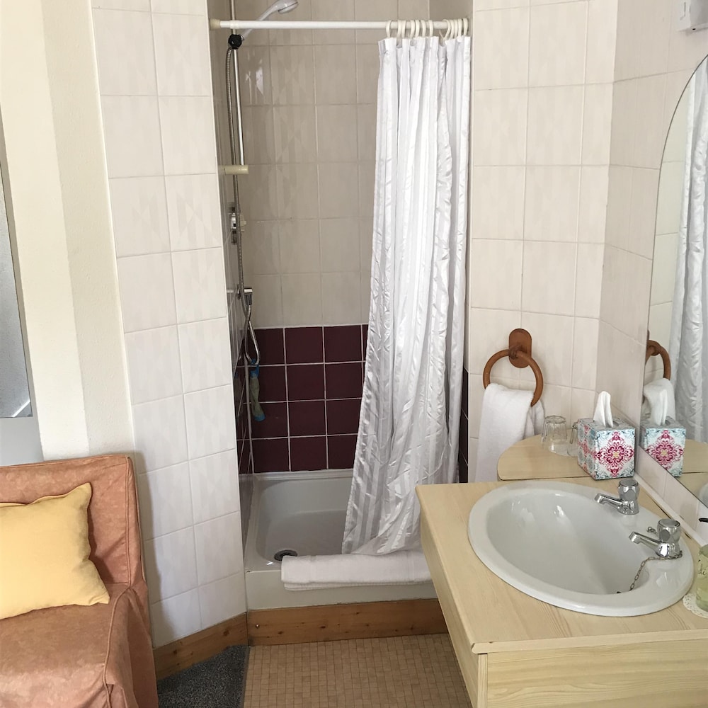 Dorstan Guest House 9/72