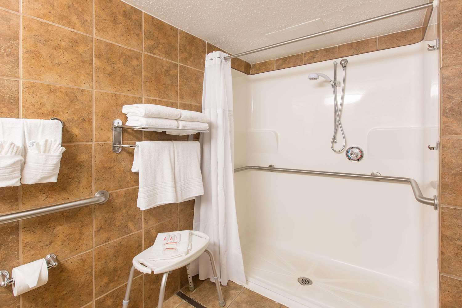 Ramada by Wyndham Sioux Falls Airport-Waterpark & Event Ctr 36/39