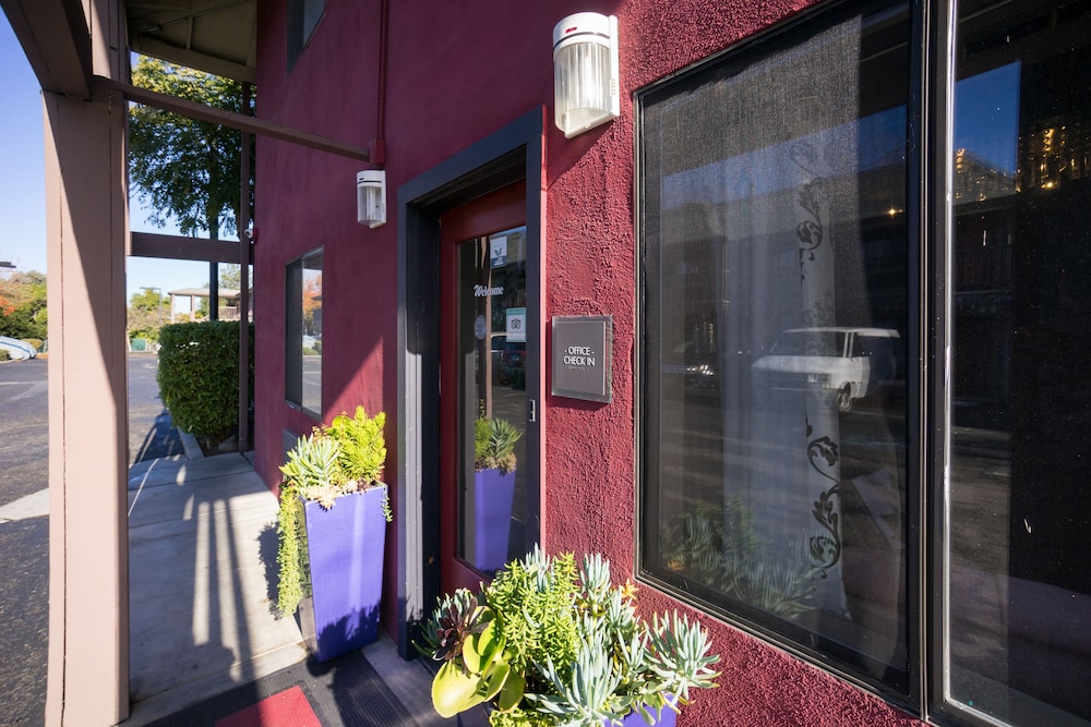 Alura Inn 6/25