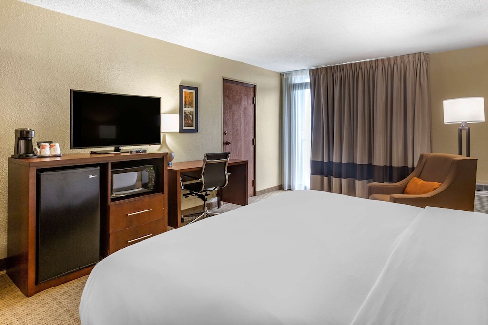 Comfort Inn and Suites Near Danville Mall 10/31