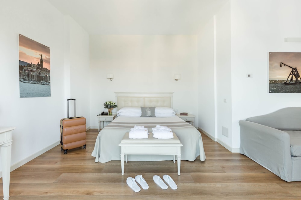 JUNIOR SUITE, BAY VIEW, BALCONY