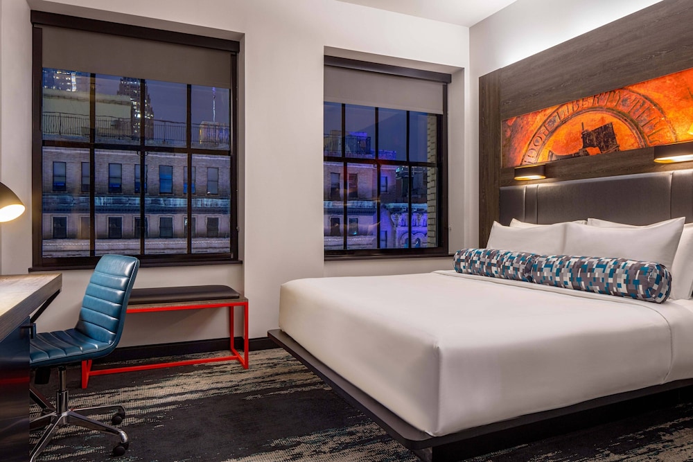 Aloft, Queen Bed