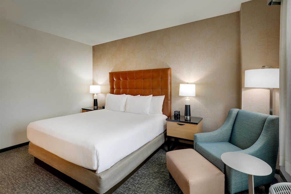غرفة بسرير كينج في طابق مرتفع، Drury Inn and Suites Montgomery 3/4
