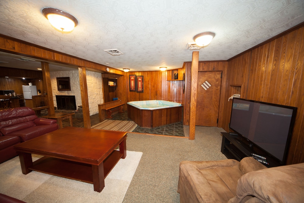 Log Cabin Lodge Suites 11/68