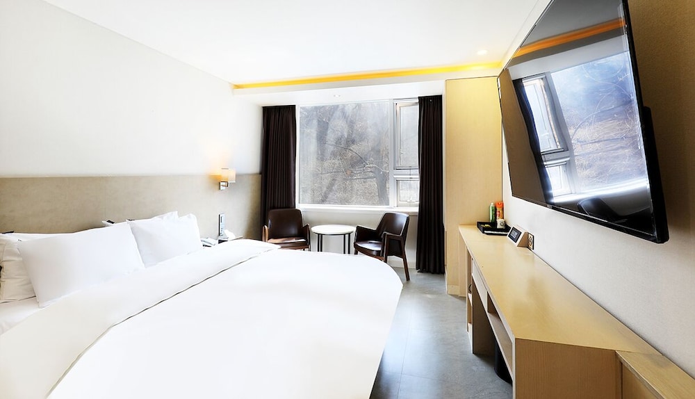 CS Avenue Hotel 8/75