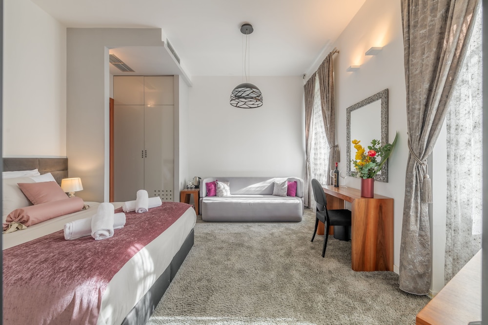 Starlight Luxury Suites 10/40