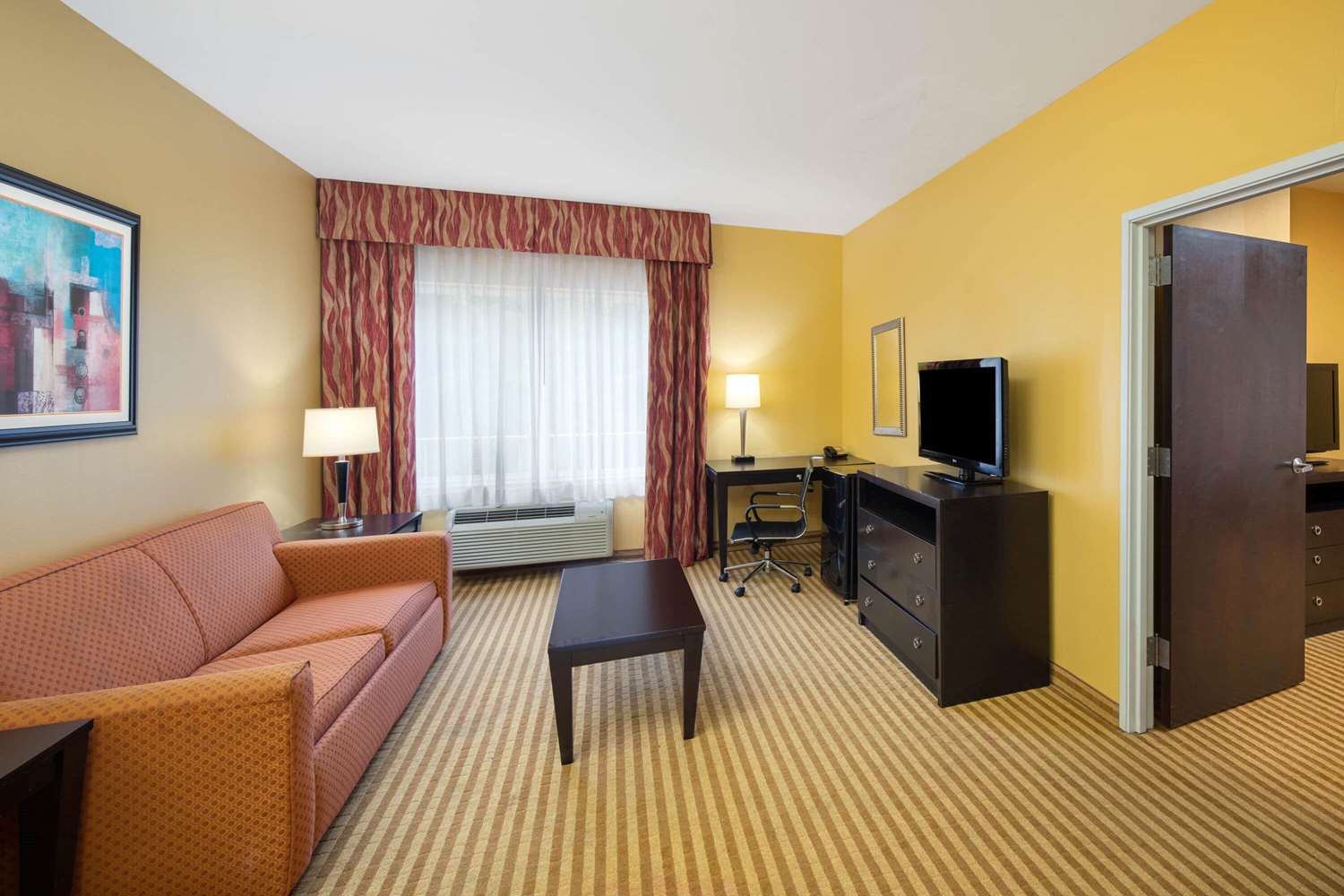 La Quinta Inn and Suites by Wyndham Atlanta Union City 21/33