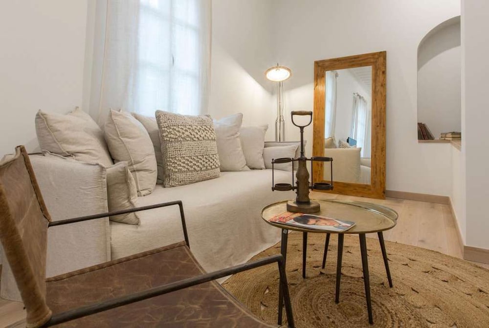 Amymone Suites 26/50