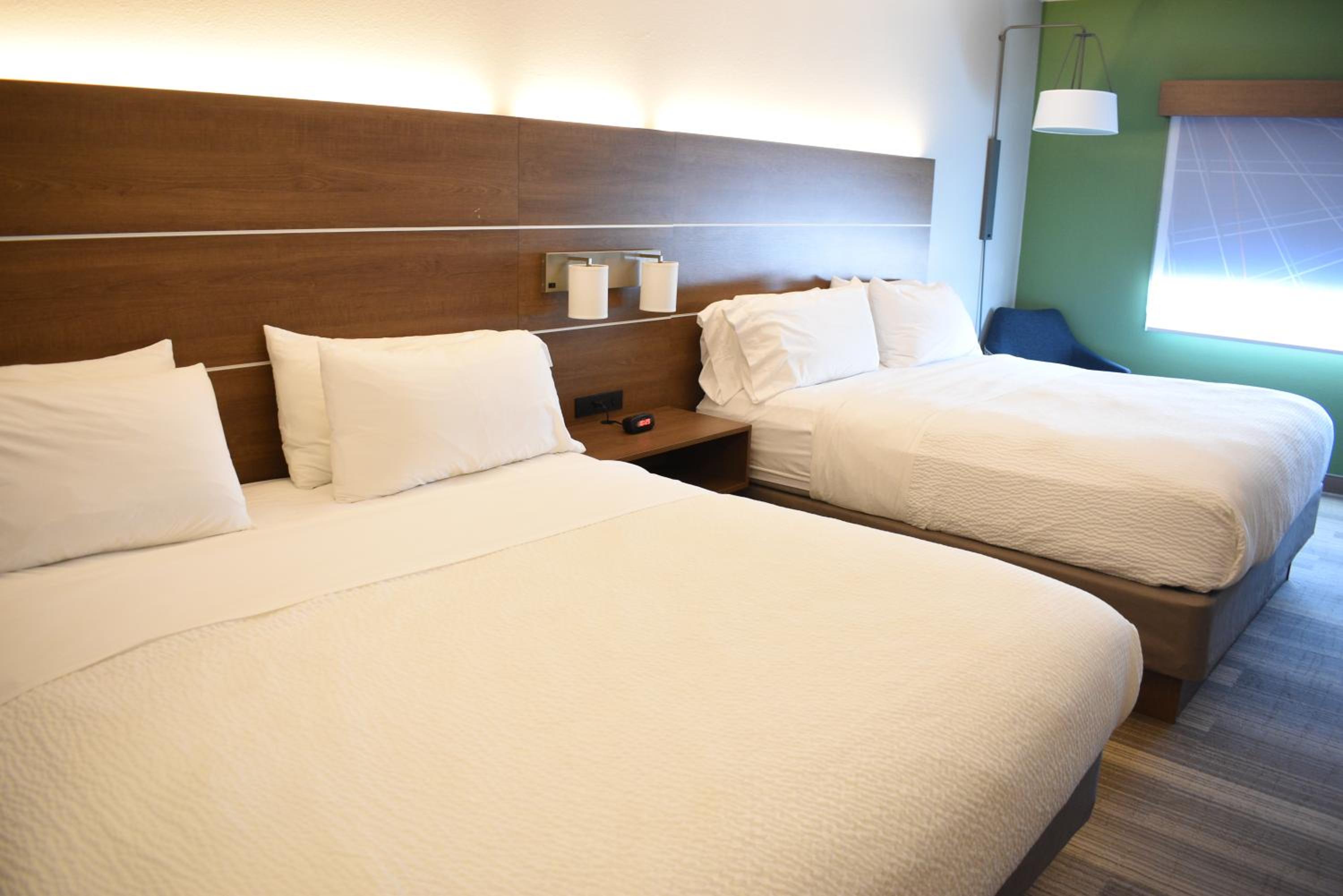 غرفة قياسية بسرير كينج وسريرين كينج، Holiday Inn Express and Suites Lincoln South 2/10
