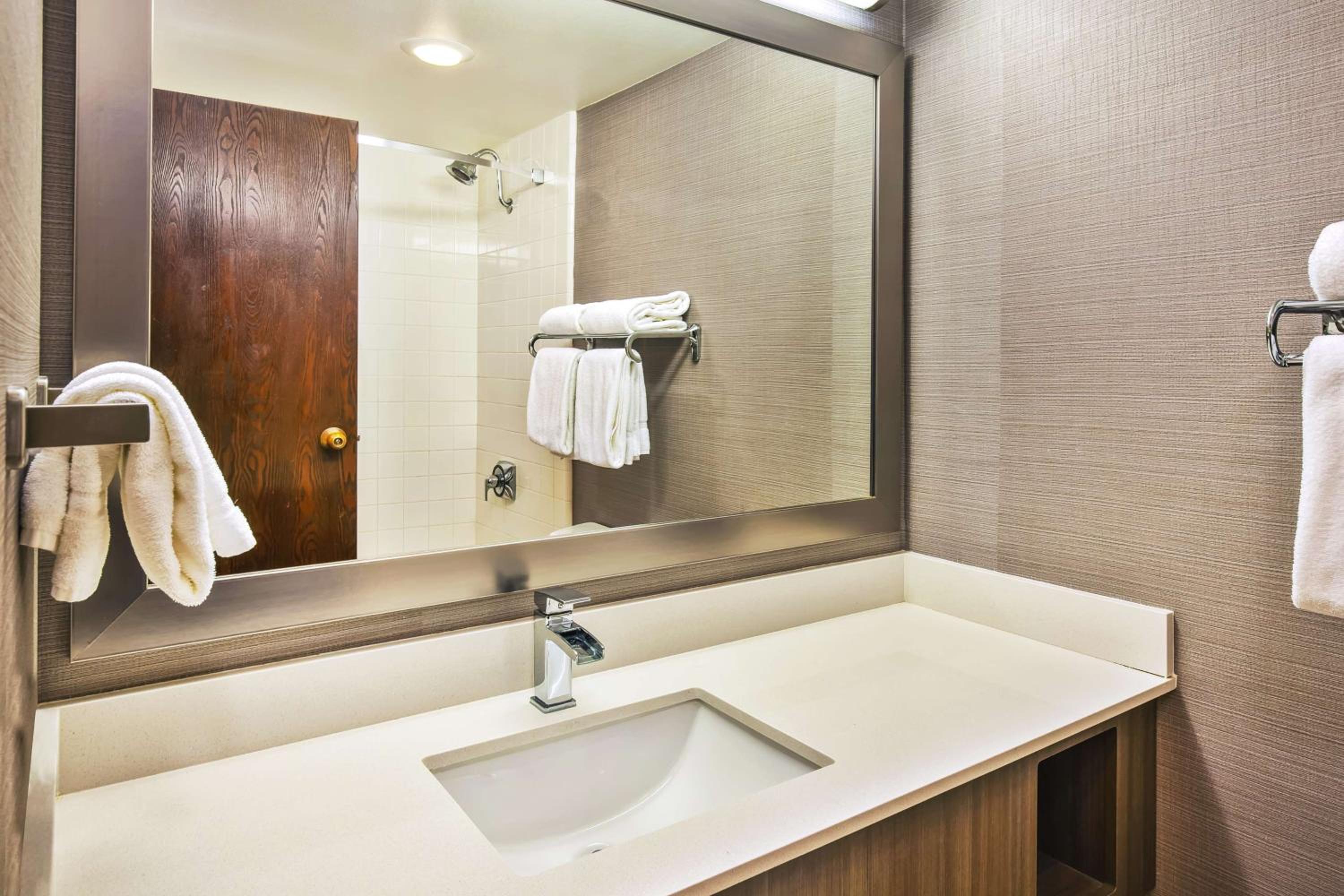2 ROOMS, SUITE, KING BED, CITY VIEW, CORNER