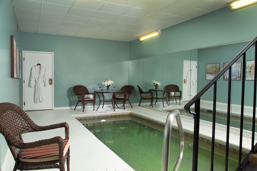 Meadowbrook Inn And Suites 19/45