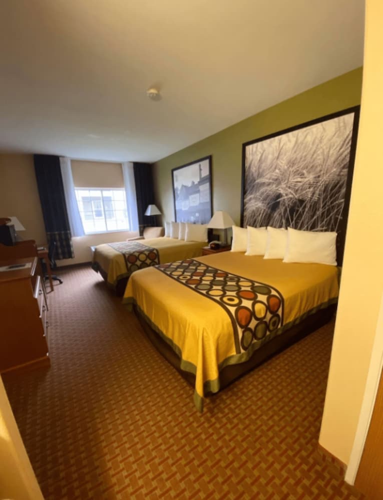 Super 8 by Wyndham Great Bend 4/25