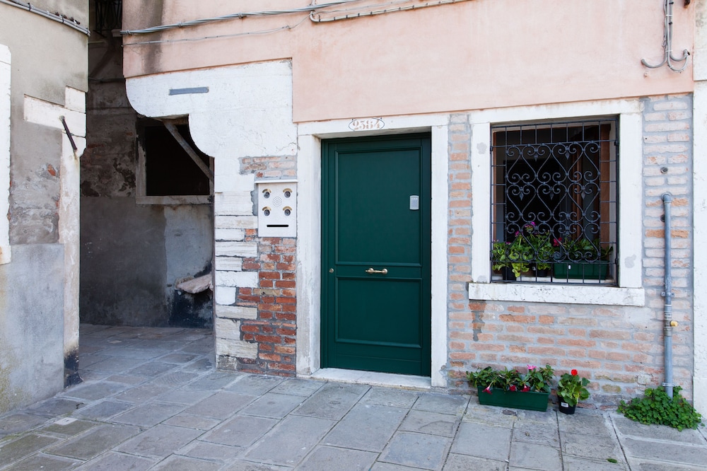 Venice Prince Apartments 3/50