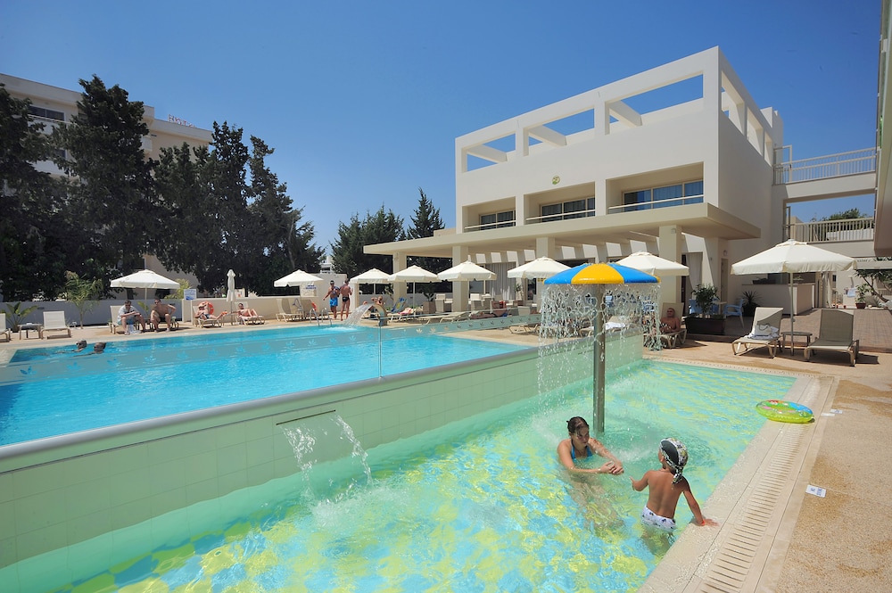 Nelia Gardens 40/48