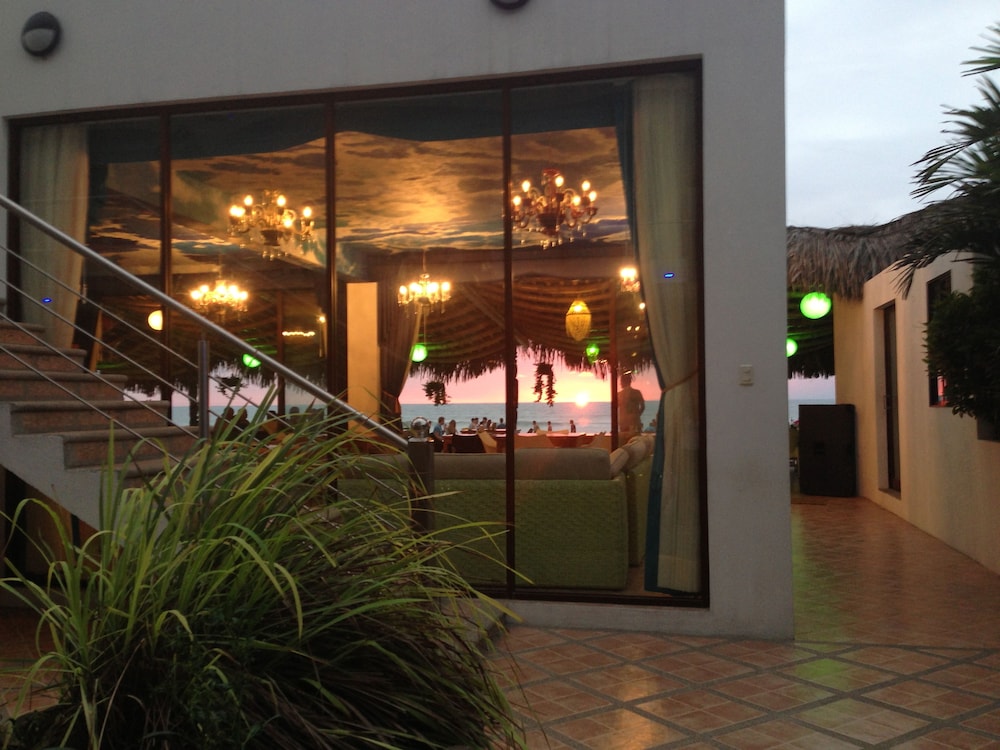 Dharma Beach Hotel 4/57