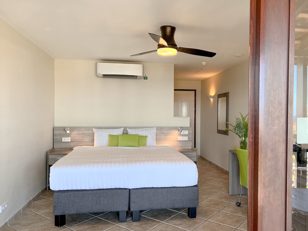 Lions Dive Beach Resort Curacao 16/72