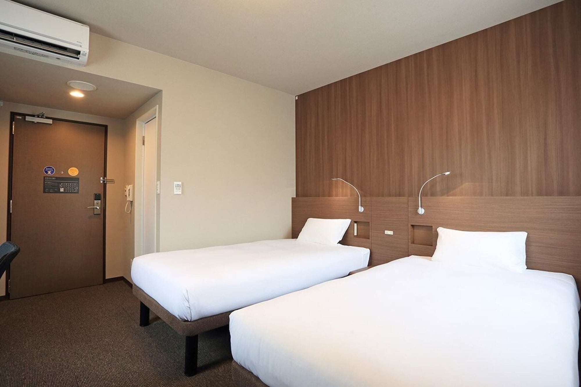 ROOM, TWIN BEDS