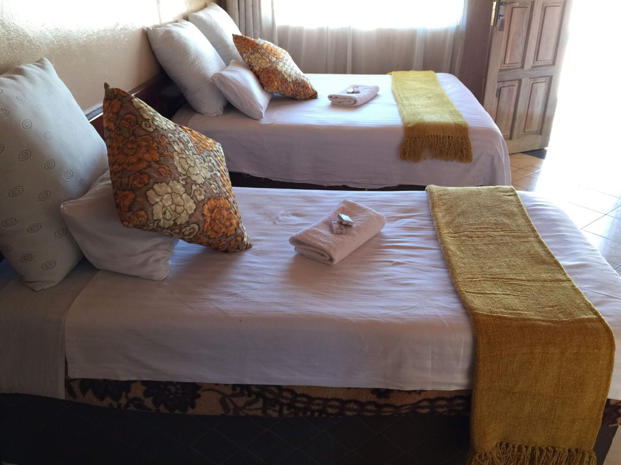 DELUXE, TWIN BEDS