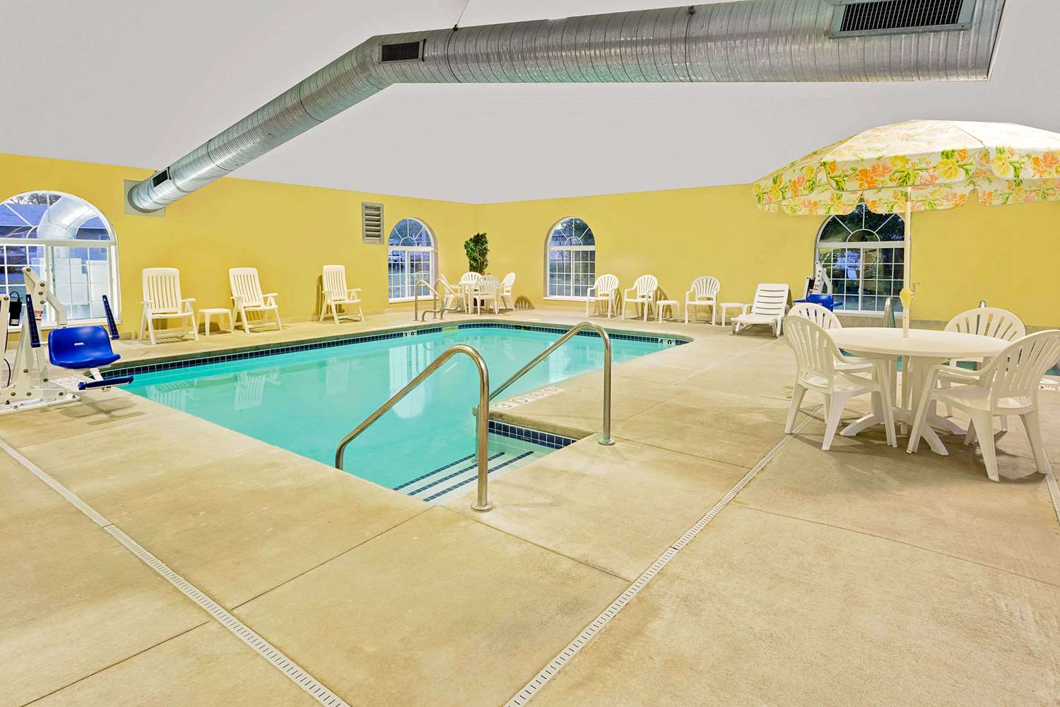 Microtel Inn & Suites by Wyndham Prairie du Chien 6/10
