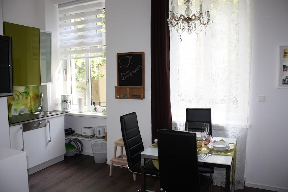 GoVienna Small Modern Apartment 14/22