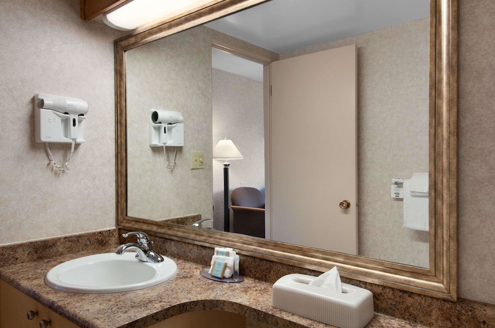 Days Inn By Wyndham Victoria Uptown 10/62
