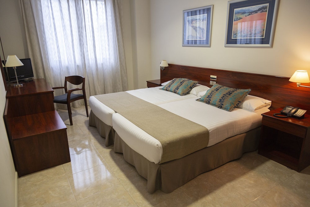 STANDARD, DOUBLE OR TWIN BED, ACCESSIBLE