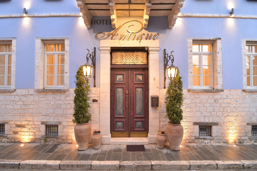 Hotel Antique 3/50