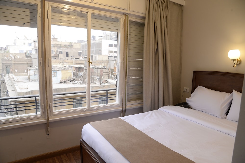 DELUXE, DOUBLE OR TWIN BED, BATHTUB