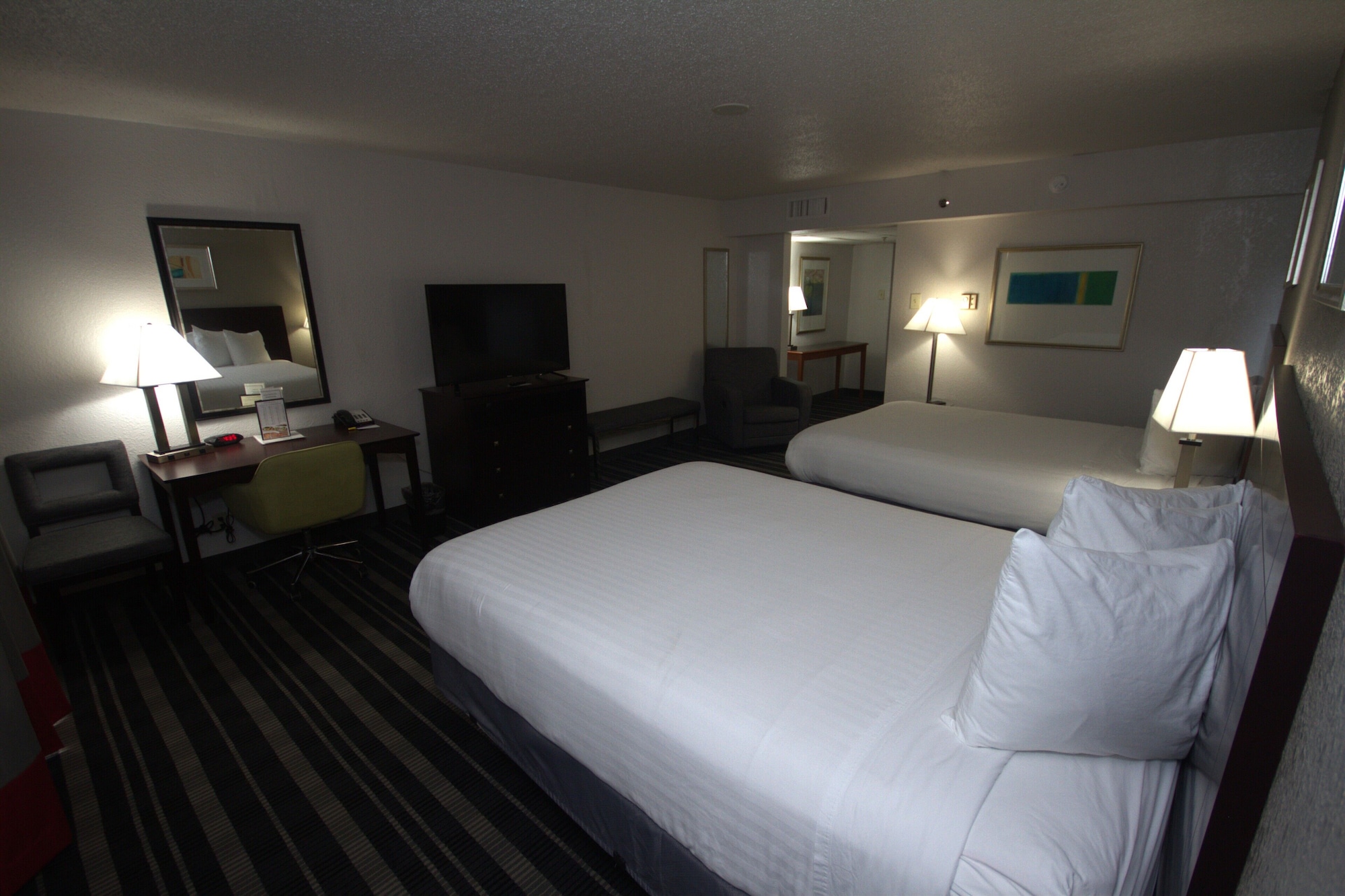 STANDARD, 2 QUEEN BEDS