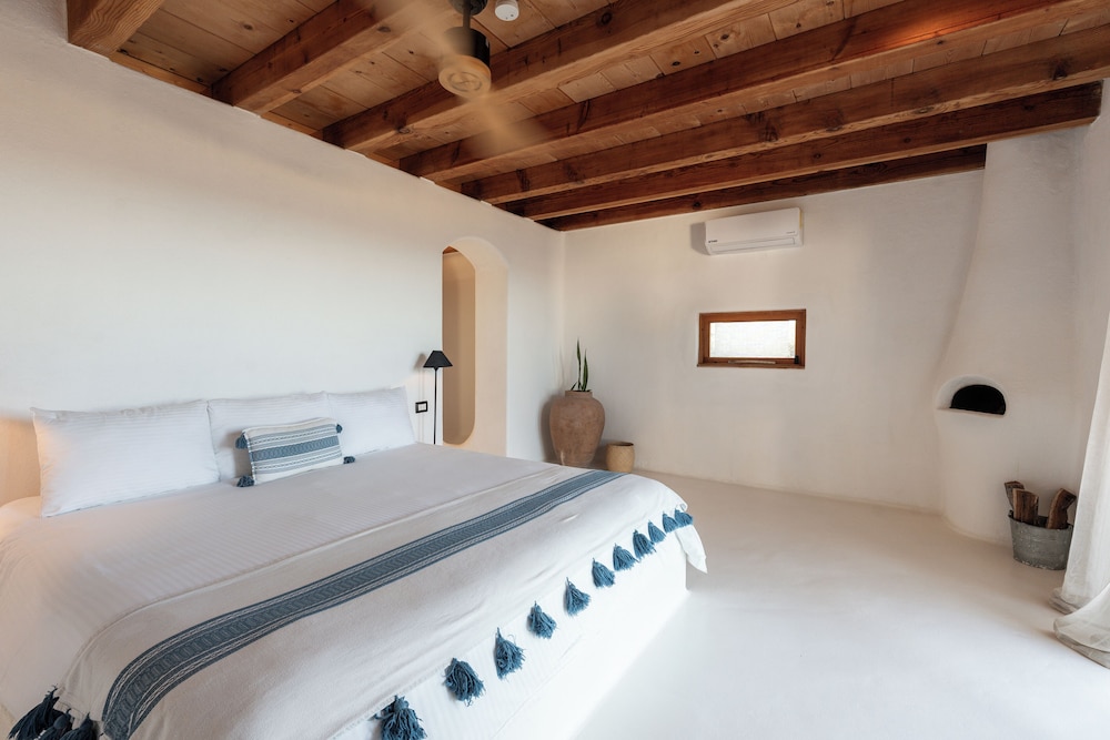 PRIVATE, 2 BEDROOMS, ROOF TOP, COTTAGE
