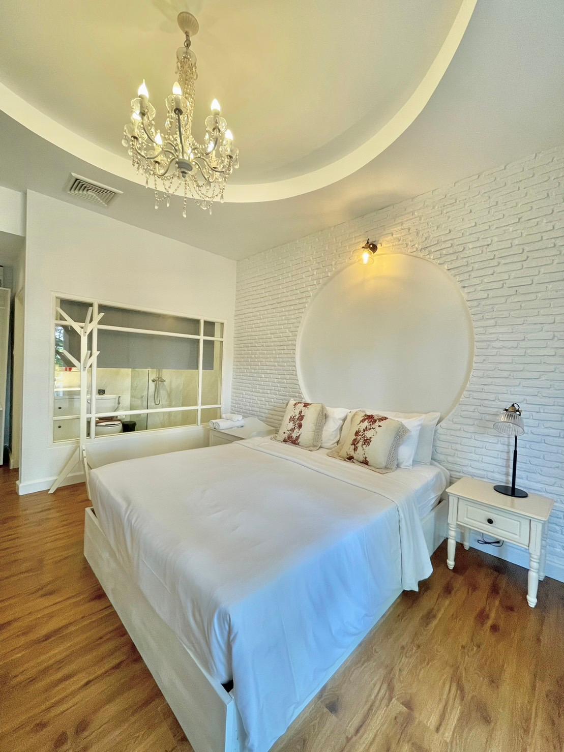 Room, King Bed, Pool and Sea View