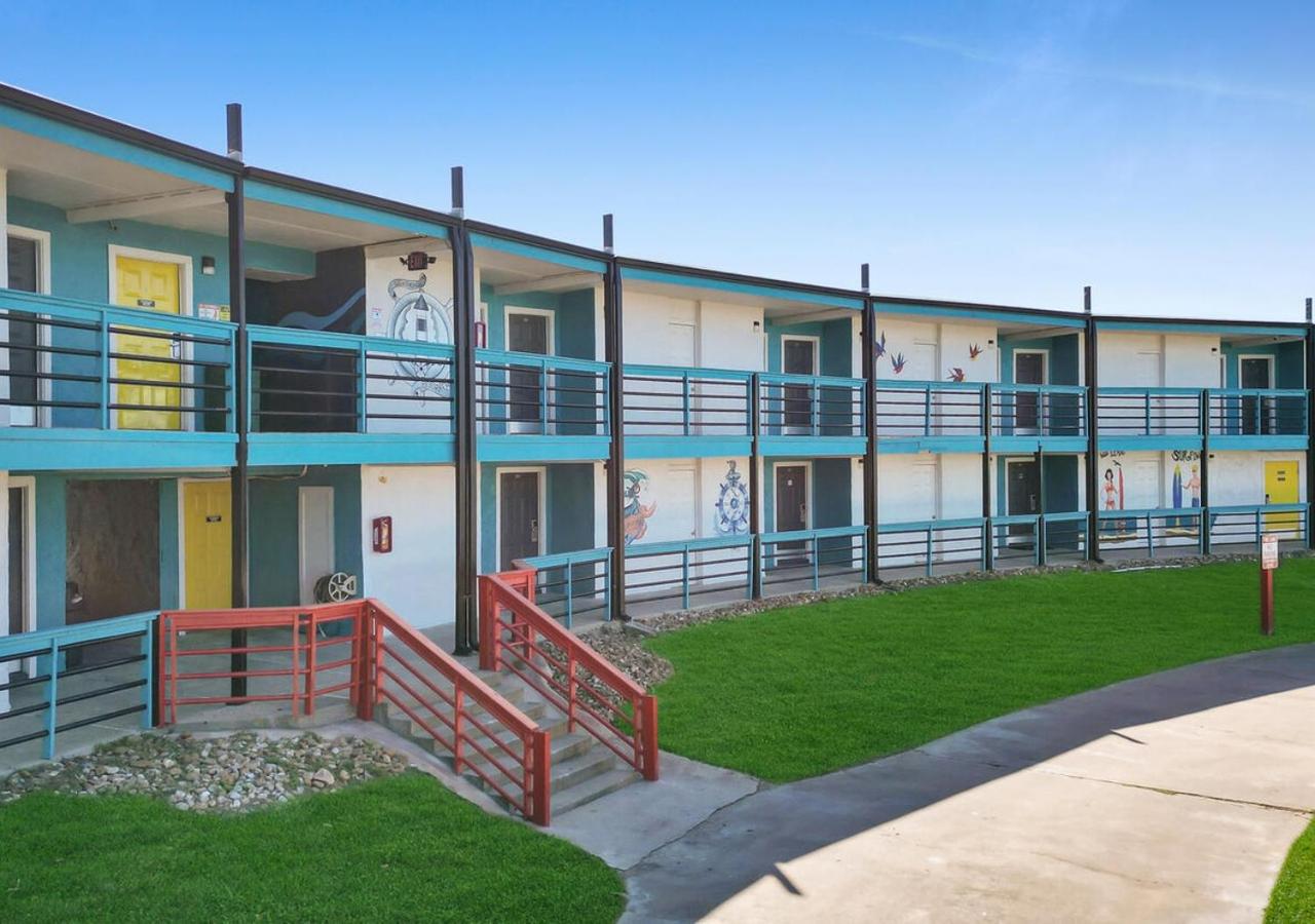 Crystal Palace Resort 1/48