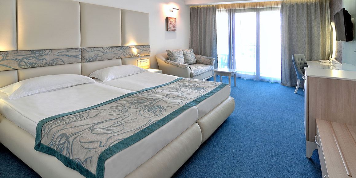 Room, Queen Bed, Lateral Side Sea View