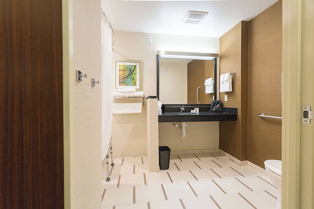 غرفة بسرير كينج لذوي الإعاقة، Fairfield Inn And Suites Jamestown 2/2