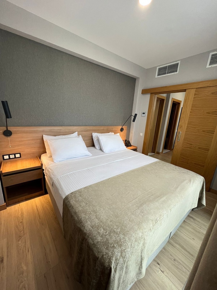 DELUXE, PENTHOUSE