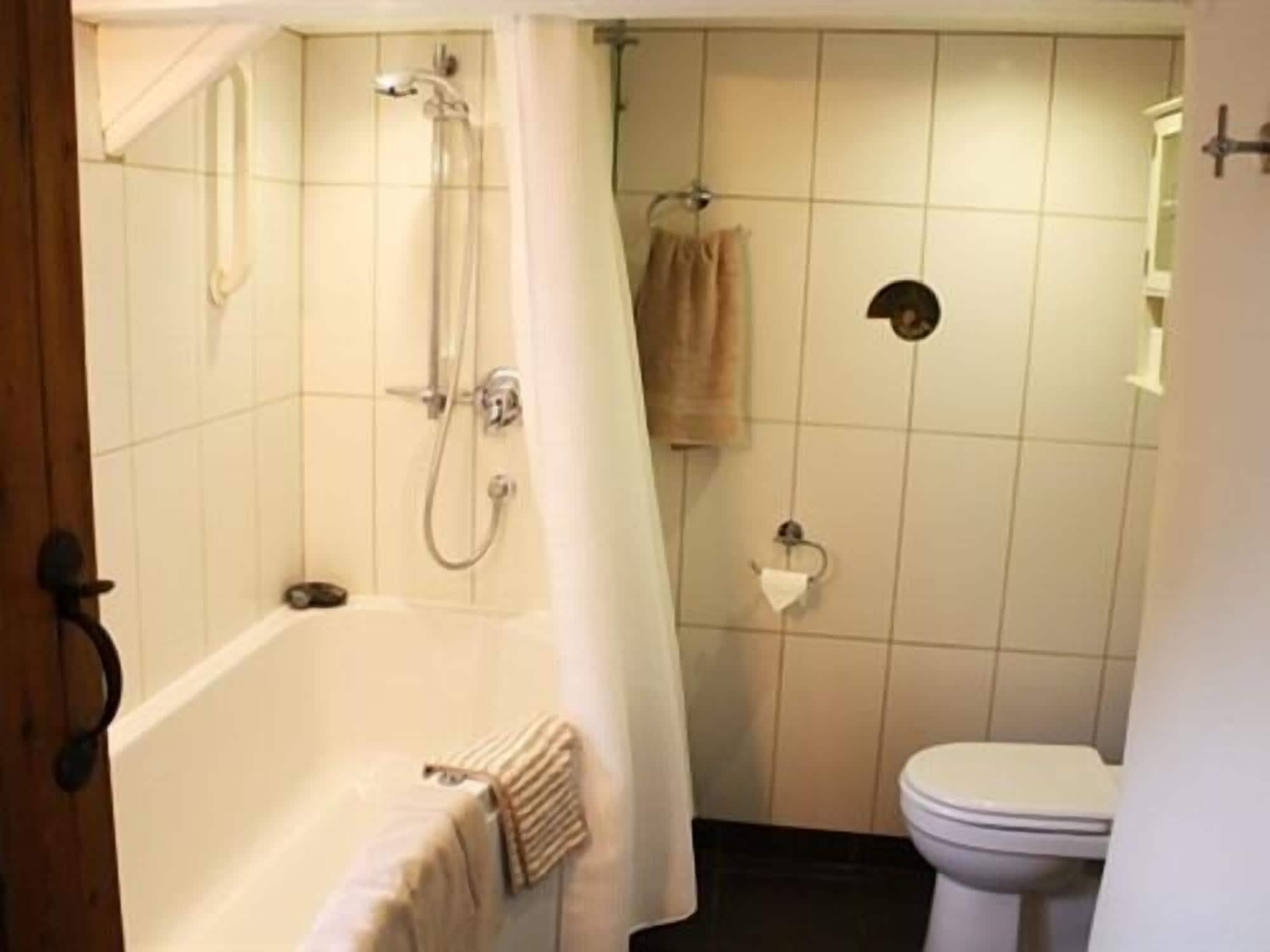 Hannah, Superior, Cottage, King Bed, Garden View, Private Bathroom